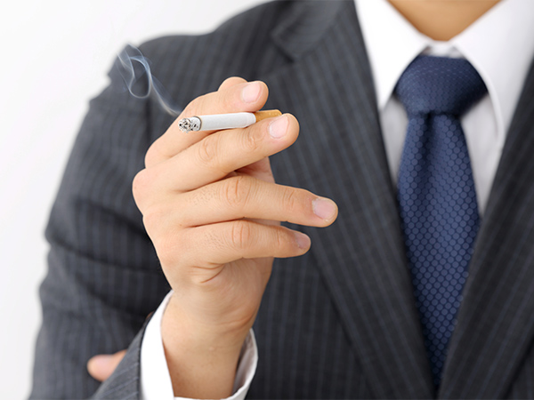 【画像】喫煙するビジネスマン
